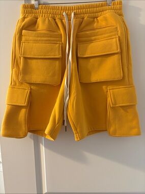 Men's Yellow Cargo Shorts - Casual Utility Style